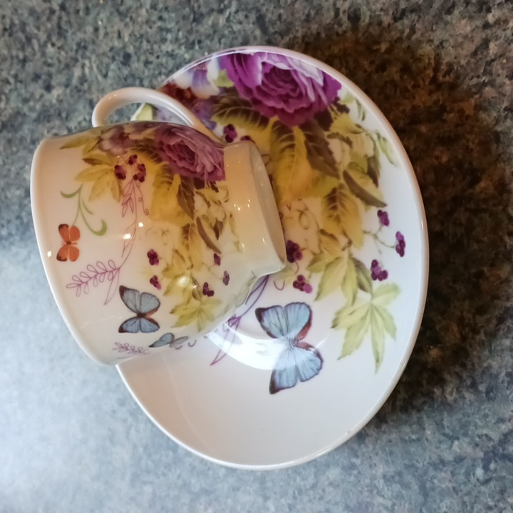 Collectable Tea Cup & Saucer  🦋's & 💐's